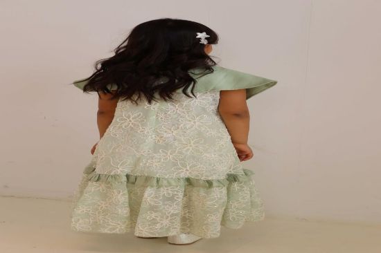 صورة فستان أخظر فاتح على الاكتاف ونقش على باقي الفستان الانيق